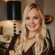 Ein Porträtfoto der Hörbuchsprecherin Pia-Rhona Saxe.